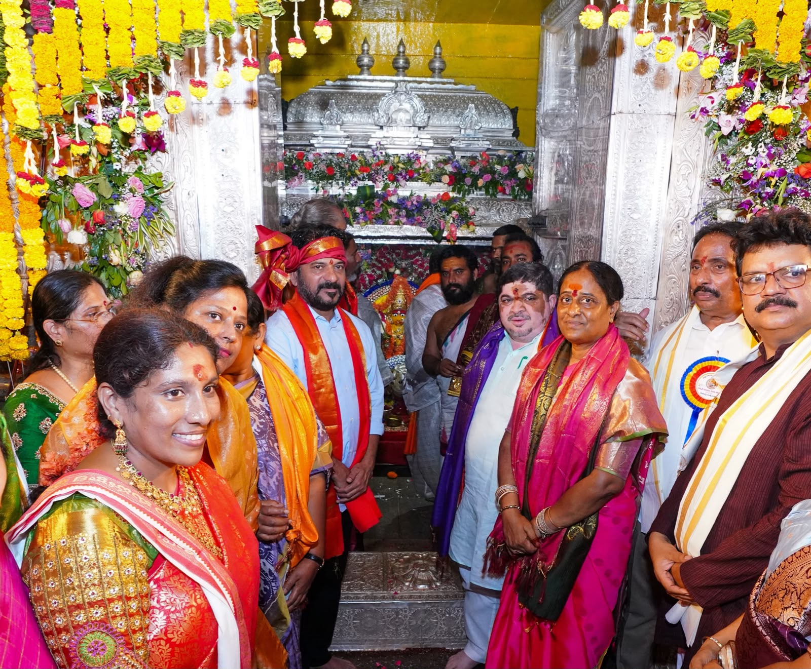 ఉజ్జయిని మహంకాళి అమ్మవారికి రాష్ట్ర ప్రభుత్వం తరఫున బోనం సమర్పించిన ముఖ్యమంత్రి రేవంత్ రెడ్డి - Additional Image