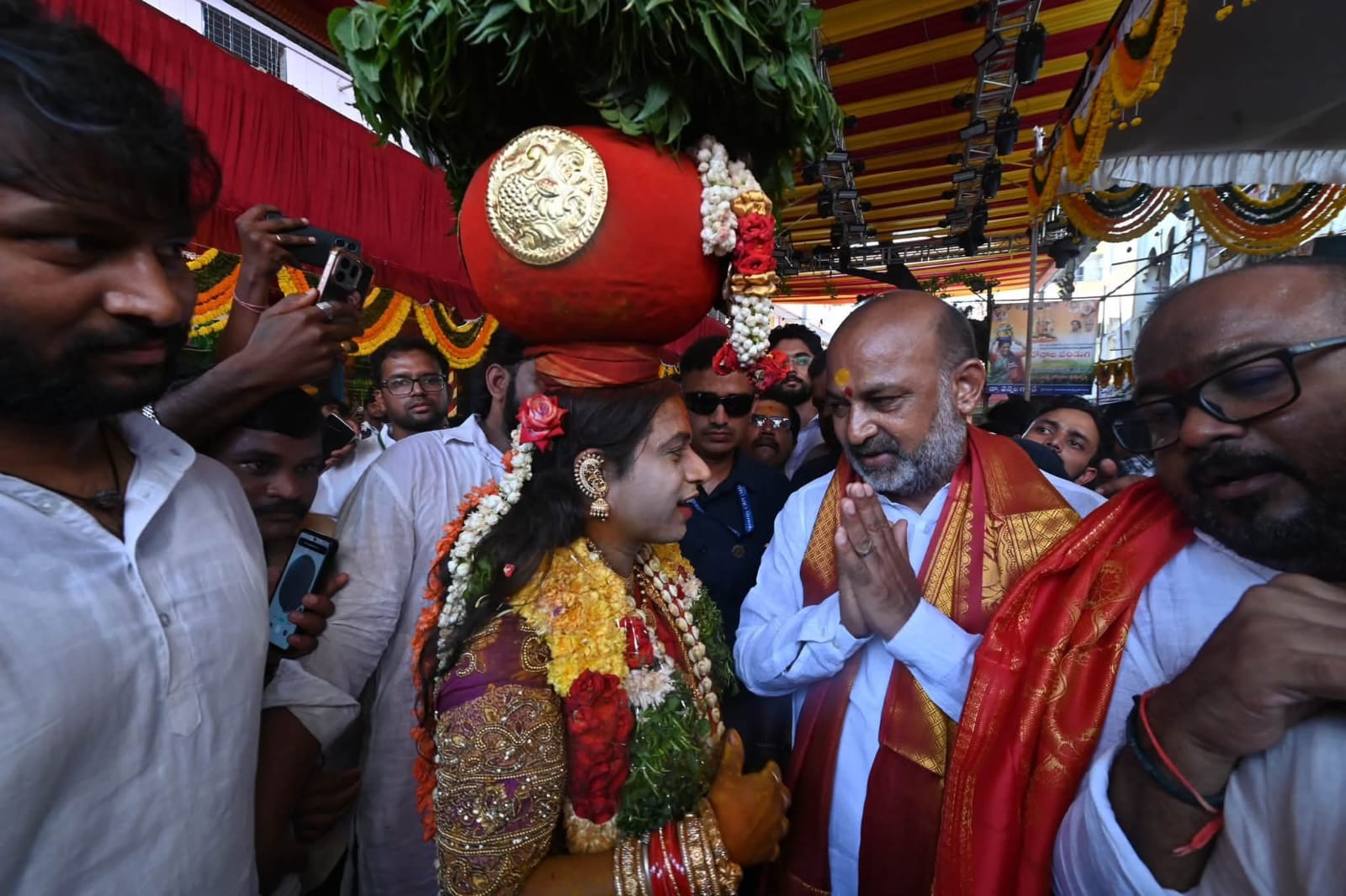 ఉజ్జయిని మహంకాళి అమ్మవారిని దర్శించుకున్న కేంద్ర సహాయ హోం మంత్రి బండి సంజయ్ - Additional Image
